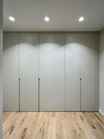 Entrance cloakroom in pale grey, doors closed