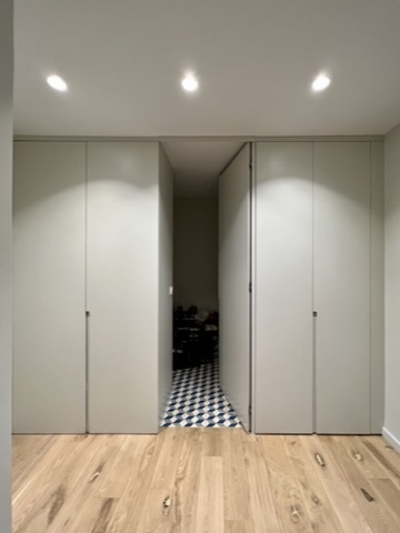 Entrance cloakroom with the central door open onto the hallway