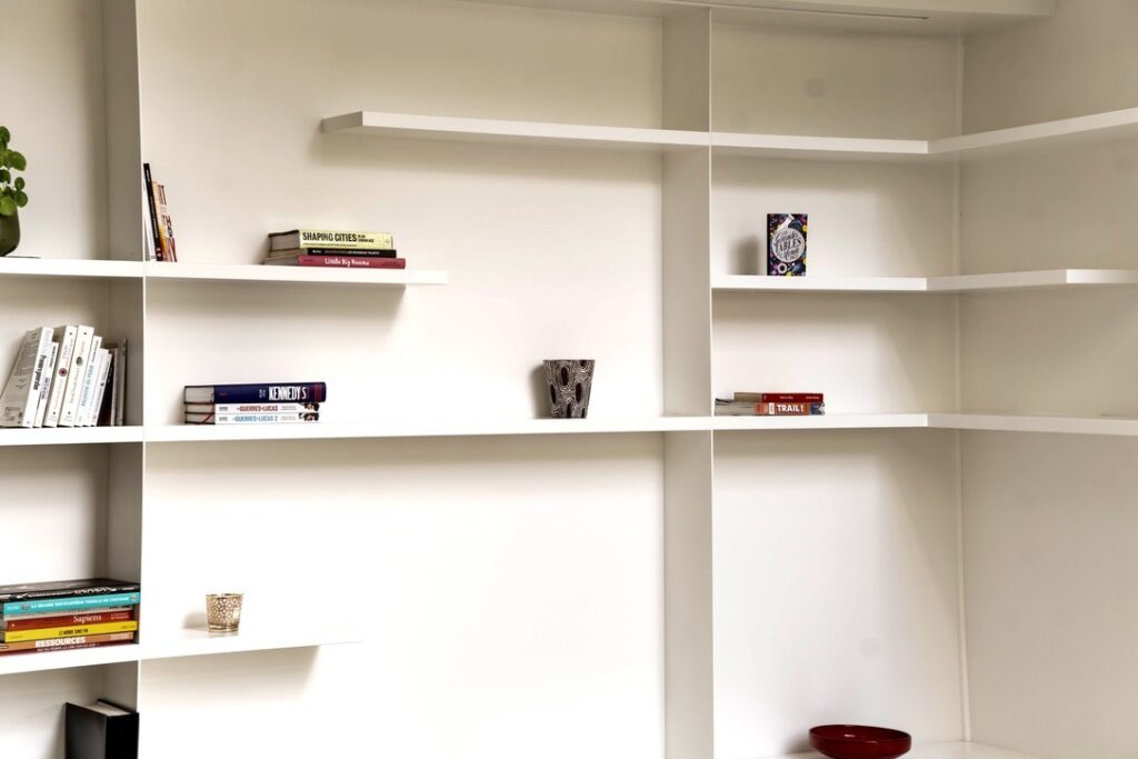 Detail of the white shelves turning the corner